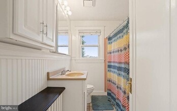 7844 St Thomas Dr in Overlea, MD - Foto de edificio - Building Photo