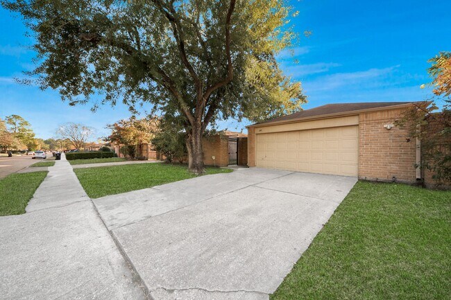 2471 Falls Church Dr in Houston, TX - Building Photo - Building Photo