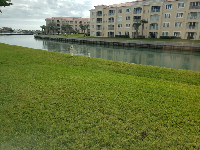 7 Harbour Isle Dr E in Fort Pierce, FL - Building Photo - Building Photo