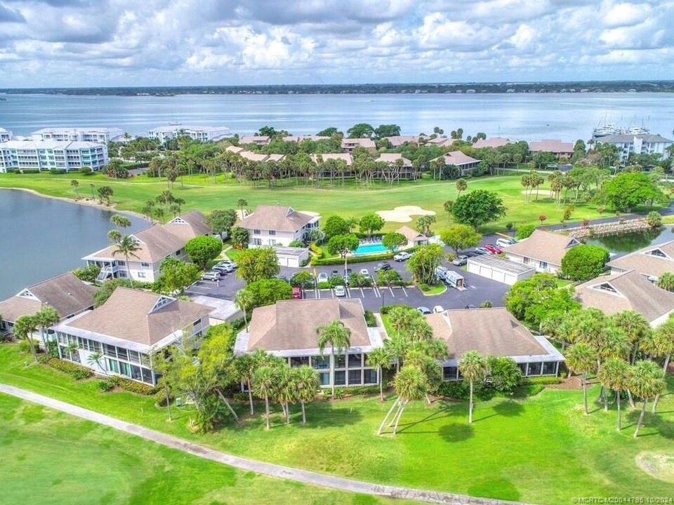 319 Golfview Cir in Stuart, FL - Foto de edificio