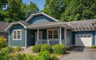 66 Avonlea Ln in Flat Rock, NC - Building Photo