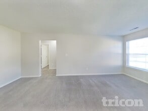 5477 Wood Hollow Dr in Indianapolis, IN - Foto de edificio - Building Photo