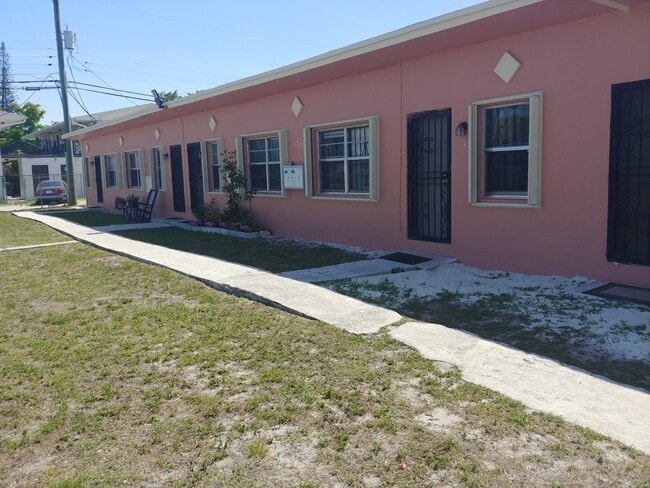 1260 Sesame St, Unit # 3 in Opa Locka, FL - Building Photo - Building Photo