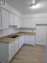 2 Orchard Heights Blvd in Aurora, ON - Building Photo - Building Photo