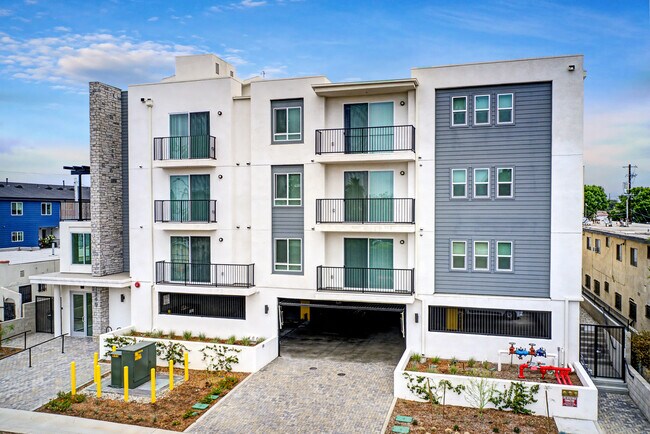 1249 W 39th Pl in Los Angeles, CA - Building Photo - Building Photo