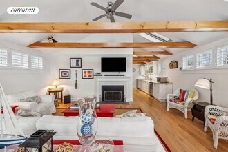 33 Bay Ave in Sag Harbor, NY - Building Photo - Building Photo