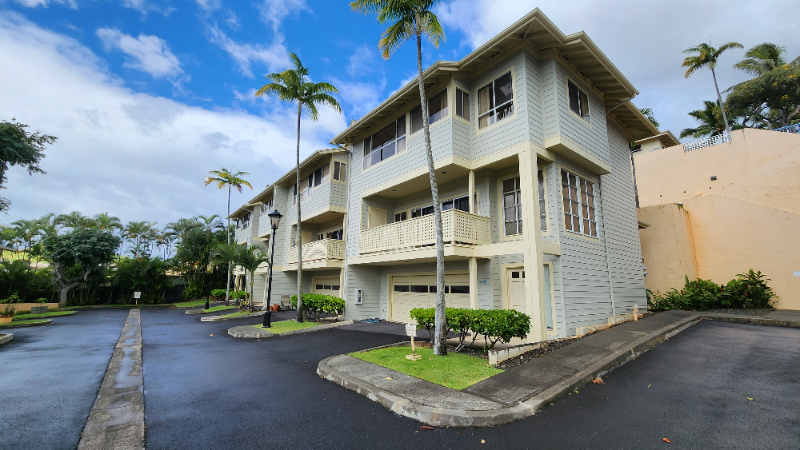 1294 Moanalualani Ct in Honolulu, HI - Building Photo