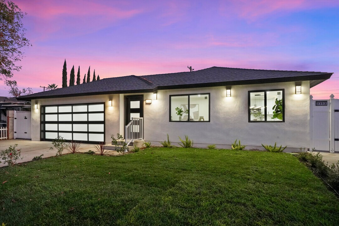 2352 E Delia Ln in Orange, CA - Building Photo
