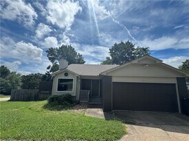 1109 E Township St in Fayetteville, AR - Building Photo