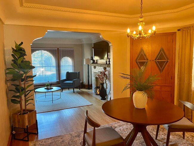 2657 N 62nd St, Unit Charming 2-Bedroom, 1-Bat in Wauwatosa, WI - Foto de edificio - Building Photo