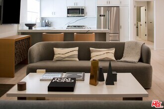 8917 Cynthia St in West Hollywood, CA - Building Photo - Building Photo