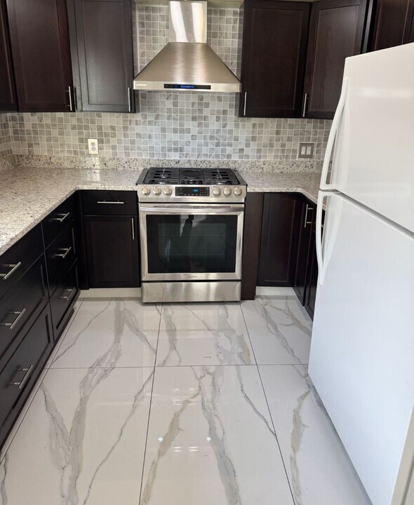 6483 Colonial St in Dearborn Heights, MI - Building Photo