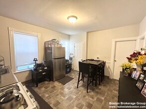 151 E Cottage St, Unit 1 in Boston, MA - Foto de edificio - Building Photo