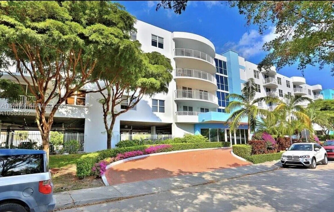 1555 N Treasure Dr in North Bay Village, FL - Foto de edificio