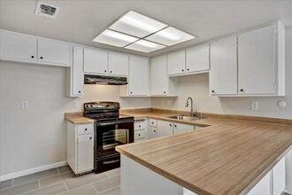 6120 Center Mall Way in Sacramento, CA - Building Photo - Building Photo