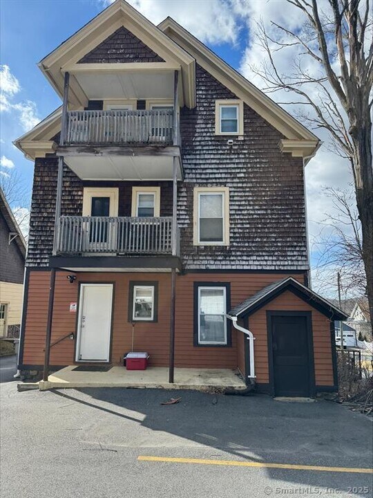 18 Walnut St in Bristol, CT - Building Photo