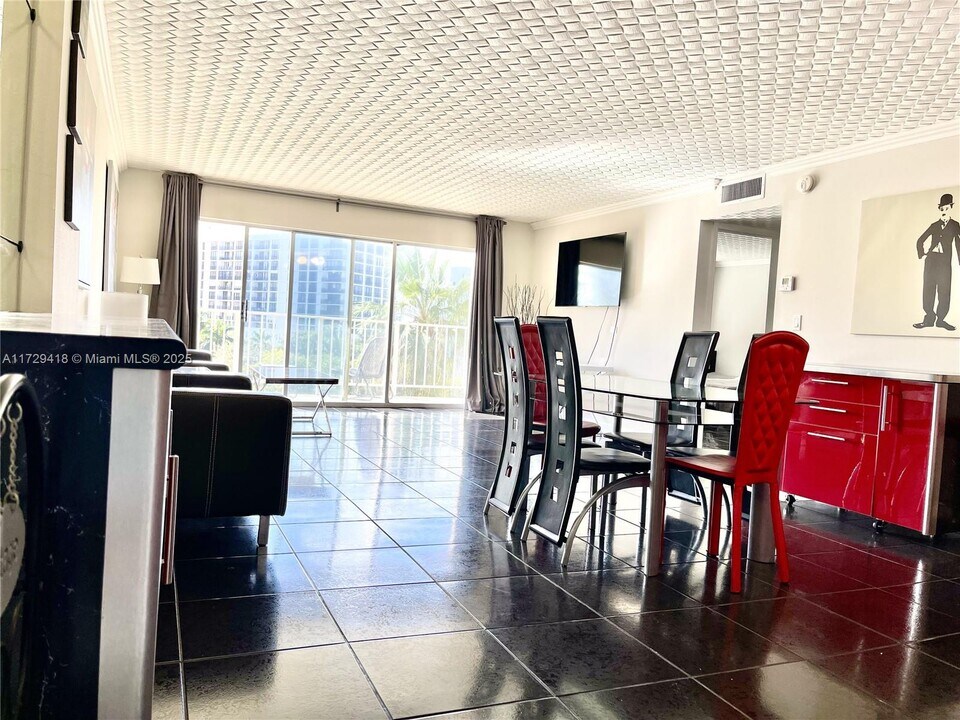 200 178th Dr in Sunny Isles Beach, FL - Building Photo