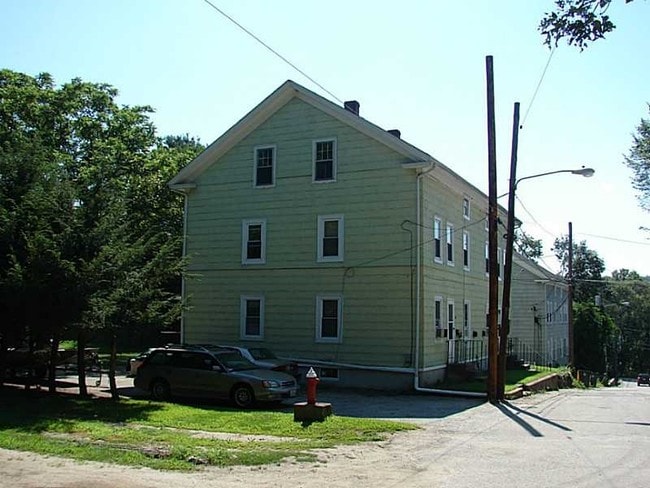 13 Hill St in Smithfield, RI - Foto de edificio - Building Photo