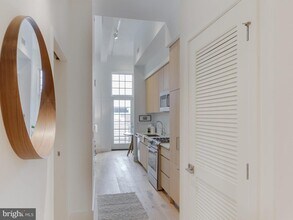 1324 E St SE-Unit -203 in Washington, DC - Foto de edificio - Building Photo