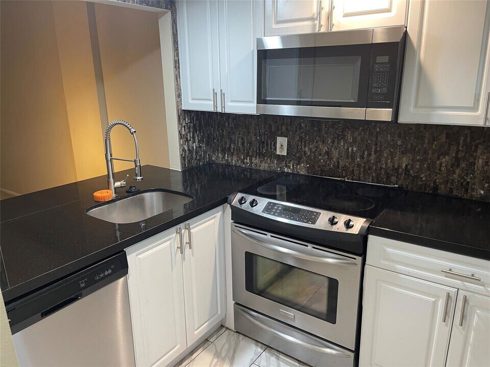 3568 N University Dr in Coral Springs, FL - Building Photo