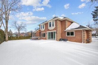 66 Essex Rd in Great Neck, NY - Building Photo - Building Photo