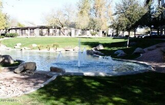 5345 E Van Buren St in Phoenix, AZ - Building Photo