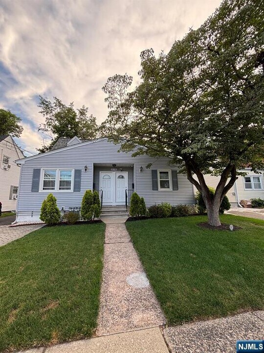 10-02 5th St in Fair Lawn, NJ - Foto de edificio