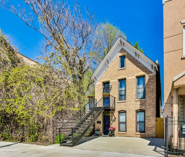 2242 W Grand Ave, Unit 1F in Chicago, IL - Foto de edificio - Building Photo