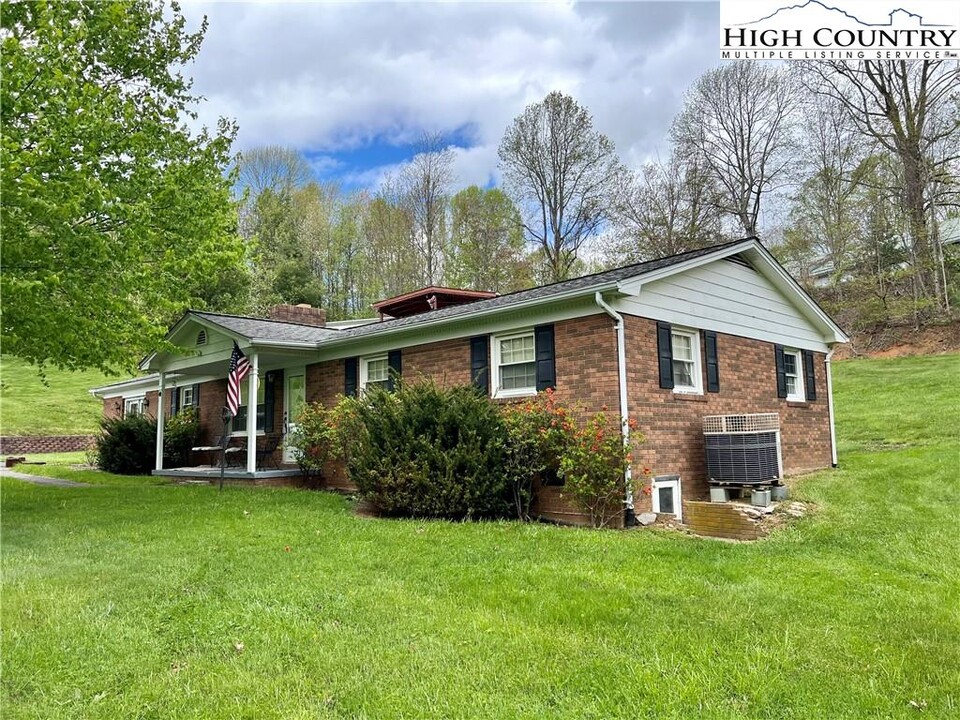 91 Buckeye Rd in Elk Park, NC - Building Photo