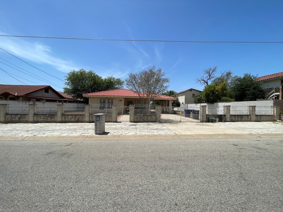 2015 Rosario St in Laredo, TX - Building Photo