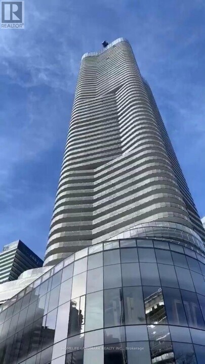 11 Wellesley St W in Toronto, ON - Building Photo