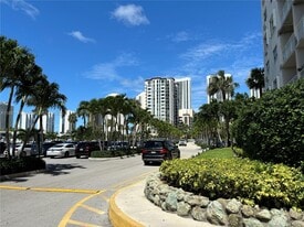 400 Kings Point Dr in Sunny Isles Beach, FL - Building Photo