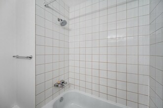 77 Lakeshore Rd in Oakville, ON - Building Photo - Building Photo