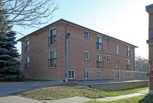 15 Mill St in Oshawa, ON - Building Photo