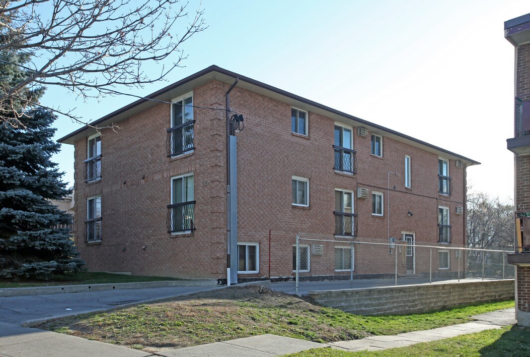 15 Mill St in Oshawa, ON - Building Photo