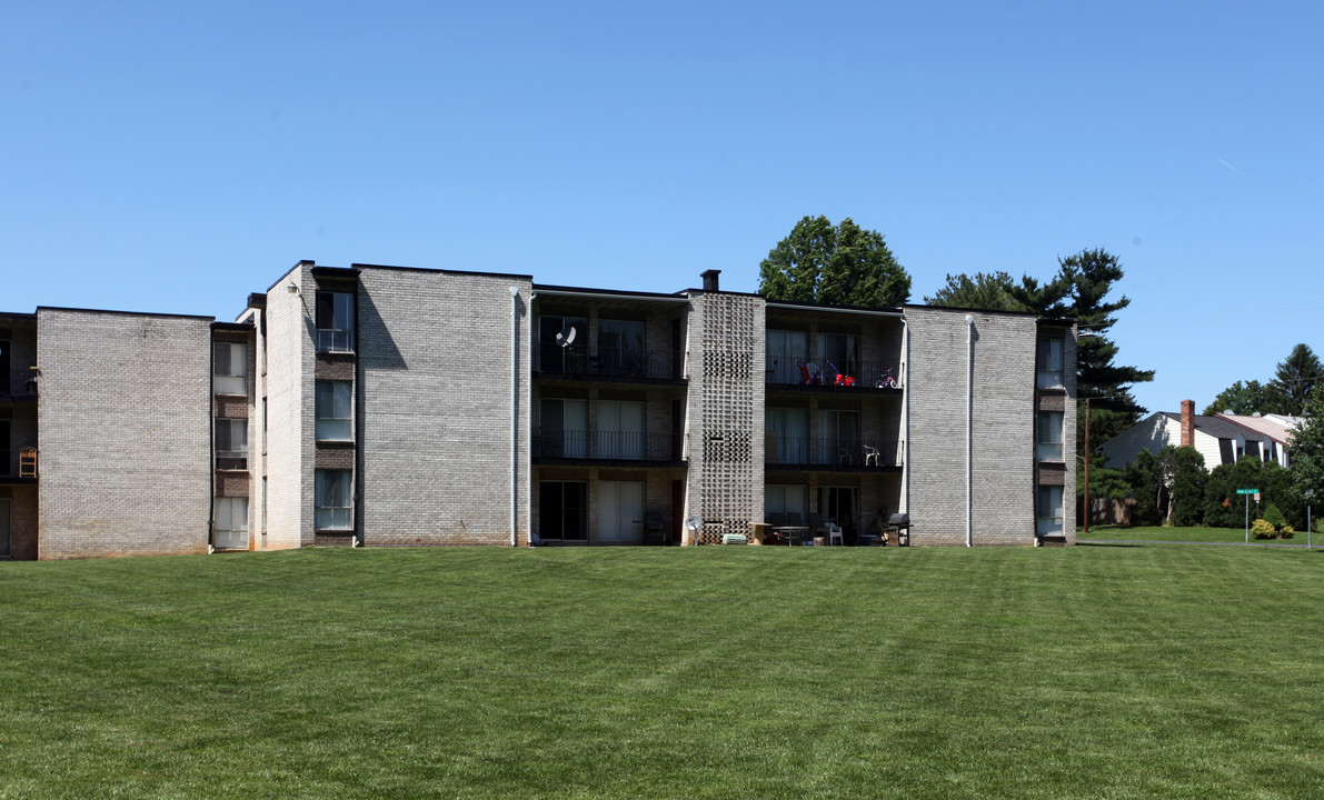 TOWNE CREST APARTMENTS in Gaithersburg, MD - Foto de edificio