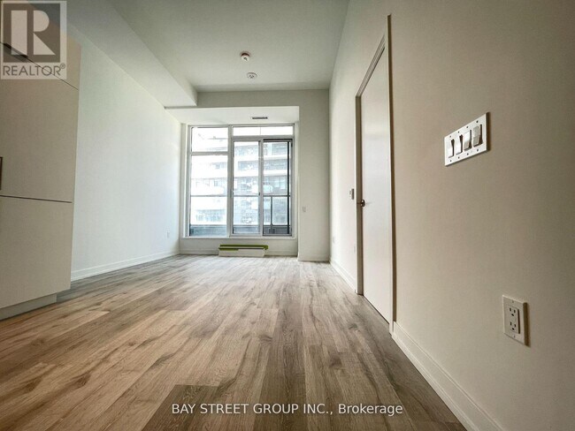 8-S908 Olympic Gdn Dr in Toronto, ON - Building Photo - Building Photo