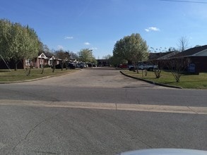 Cottonwood Apartments in Athens, AL - Foto de edificio - Building Photo