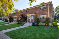 Windsor Oak in Oakland Gardens, NY - Foto de edificio - Building Photo