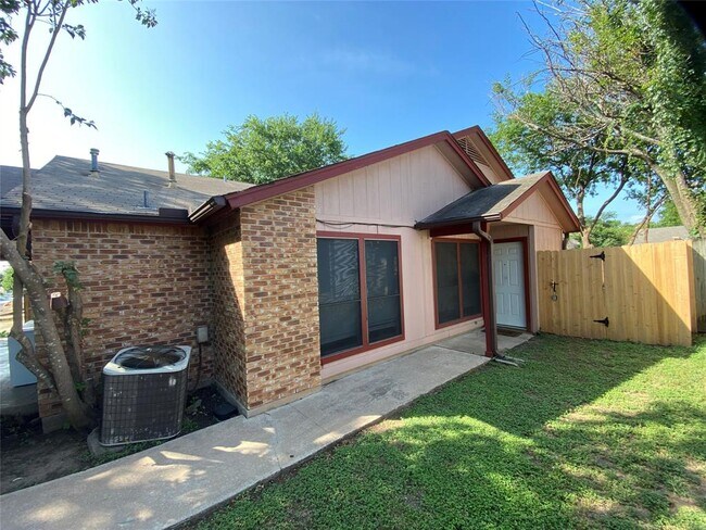 316 W William Cannon Dr in Austin, TX - Building Photo - Building Photo