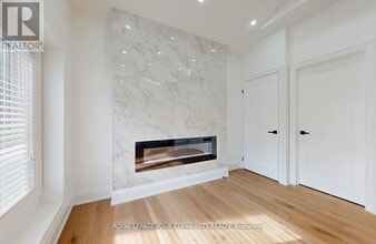 12 Kemano Rd in Aurora, ON - Building Photo - Building Photo