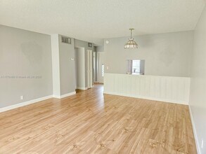 1000 NE 14th Ave in Hallandale Beach, FL - Building Photo - Building Photo