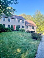 137 Hardy Rd in Falmouth, ME - Building Photo