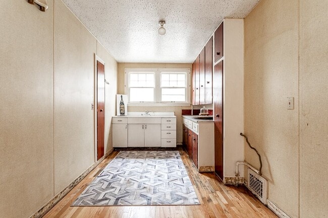 335 W Cortland Ave, Unit 2 in Jackson, MI - Foto de edificio - Building Photo