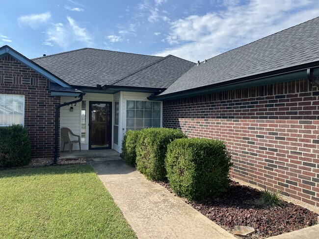 9712 Grissom Dr in Midwest City, OK - Building Photo - Building Photo