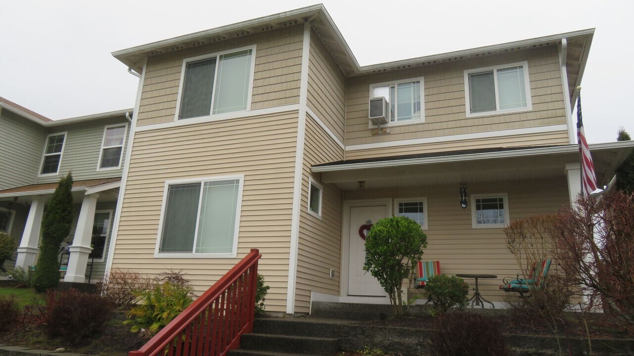 1722 Cadborough Ln in Dupont, WA - Building Photo