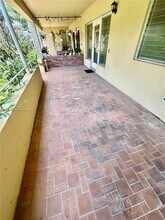 30 Park Dr in Bal Harbour, FL - Foto de edificio - Building Photo