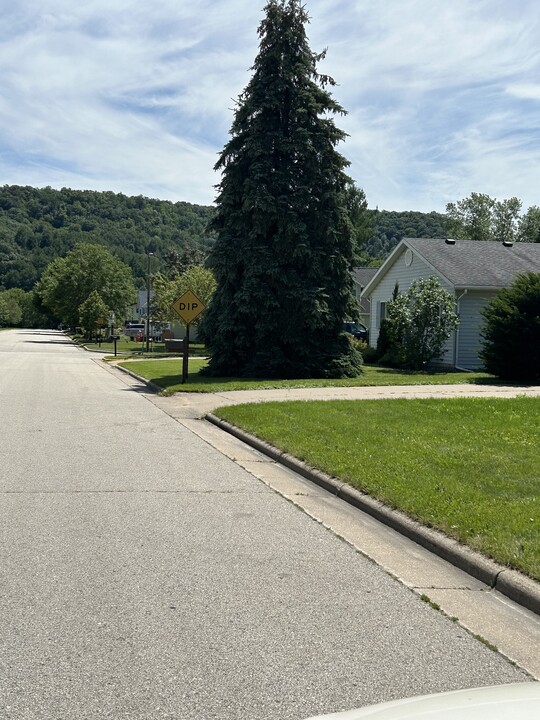 1406 Lancer Blvd in La Crescent, MN - Foto de edificio