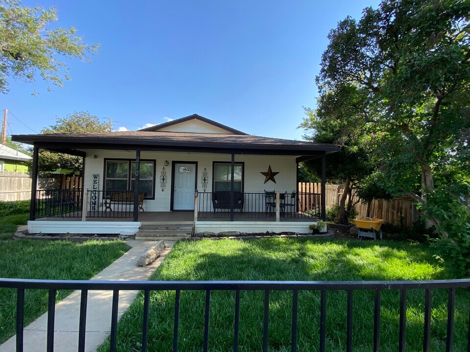 210 W E St in Tehachapi, CA - Building Photo
