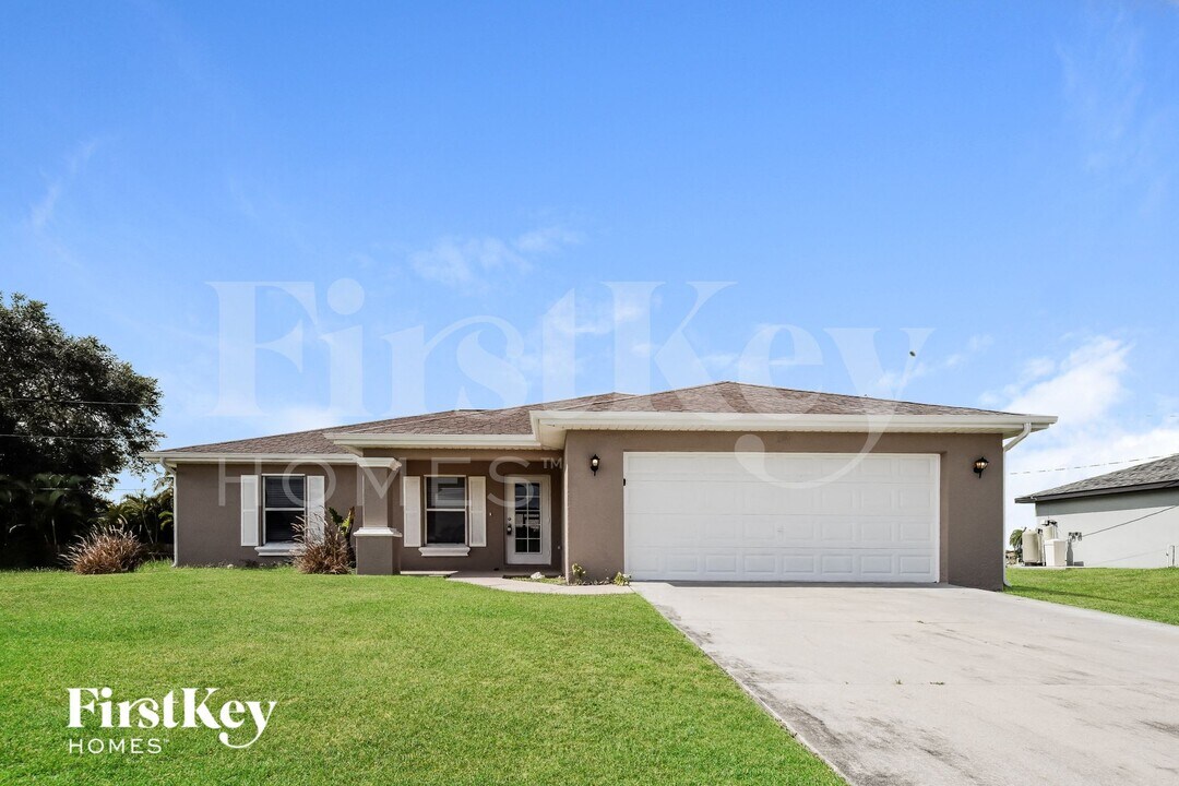 2744 NE 5th Ave in Cape Coral, FL - Foto de edificio